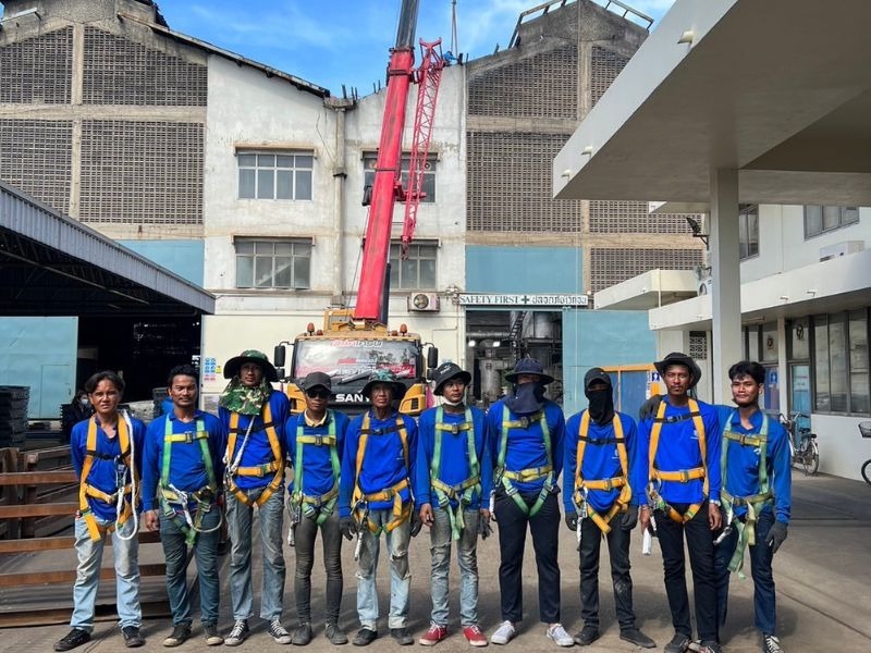 ช่างรับเหมามุงหลังคา